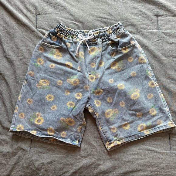 COPPING ZONE SUNFLOWER DENIM SHORTS - Picture 2 of 5